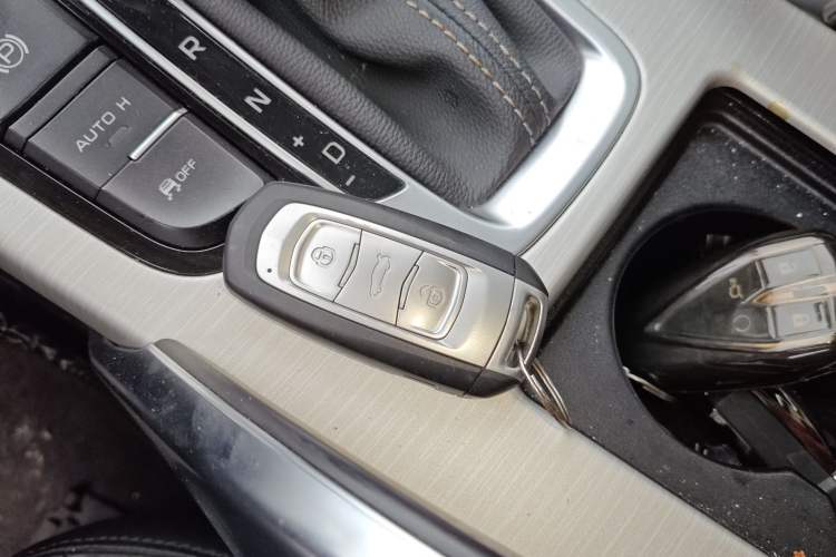 Used Geely Auto Emgrand X7 Sport 2018 1.8TD Automatic Two-Wheel Drive Smart 4G Connected Version
