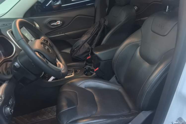 Used  Cherokee 2017 2.0L Superior Edition