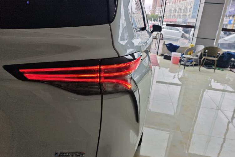 Used Toyota Sienna 2023 2.5L Hybrid Deluxe Edition
