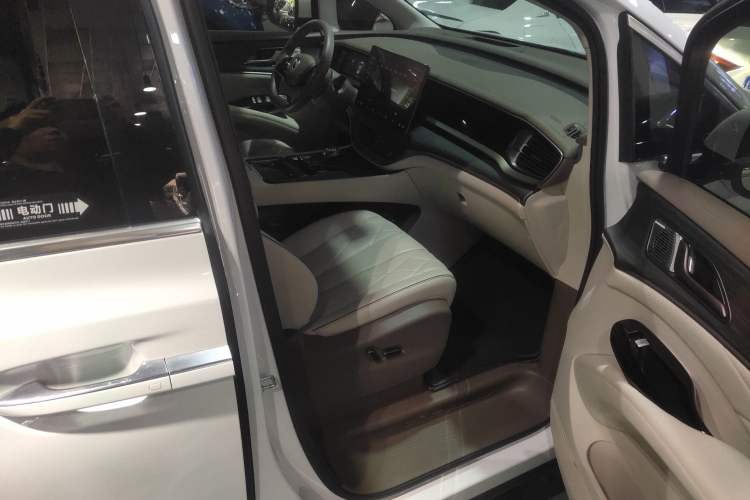 Used Denza D9 2022 DM-i 970 Four-Wheel Drive Prestige Model
