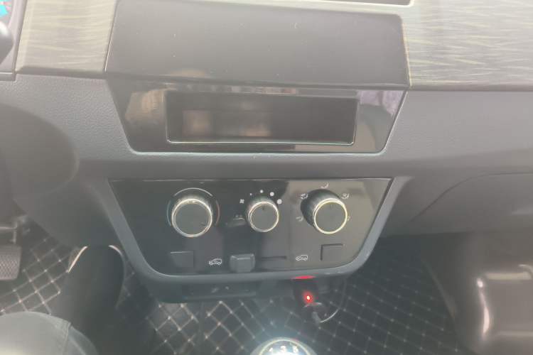 Used Jinbei Hiace X30 2023 1.5L Super-Comfortable Passenger Van 5/6/7-Seater Non-Air-Conditioned Version Model SWC15M
