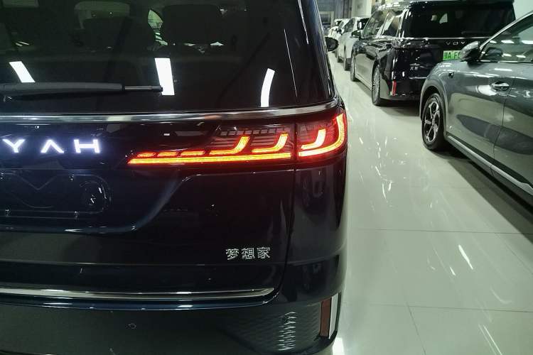 Used VOYAH Dream 2025 PHEV Four-Wheel-Drive Flagship Kunpeng Edition
