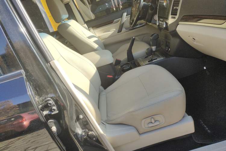 Used Mitsubishi Pajero 2017 V97 3.8L 5-Door GLS Model with Sunroof – Middle East
