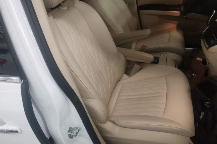 Used Buick GL8 2023 Facelifted Land Cruiser Executive Luxury Version
