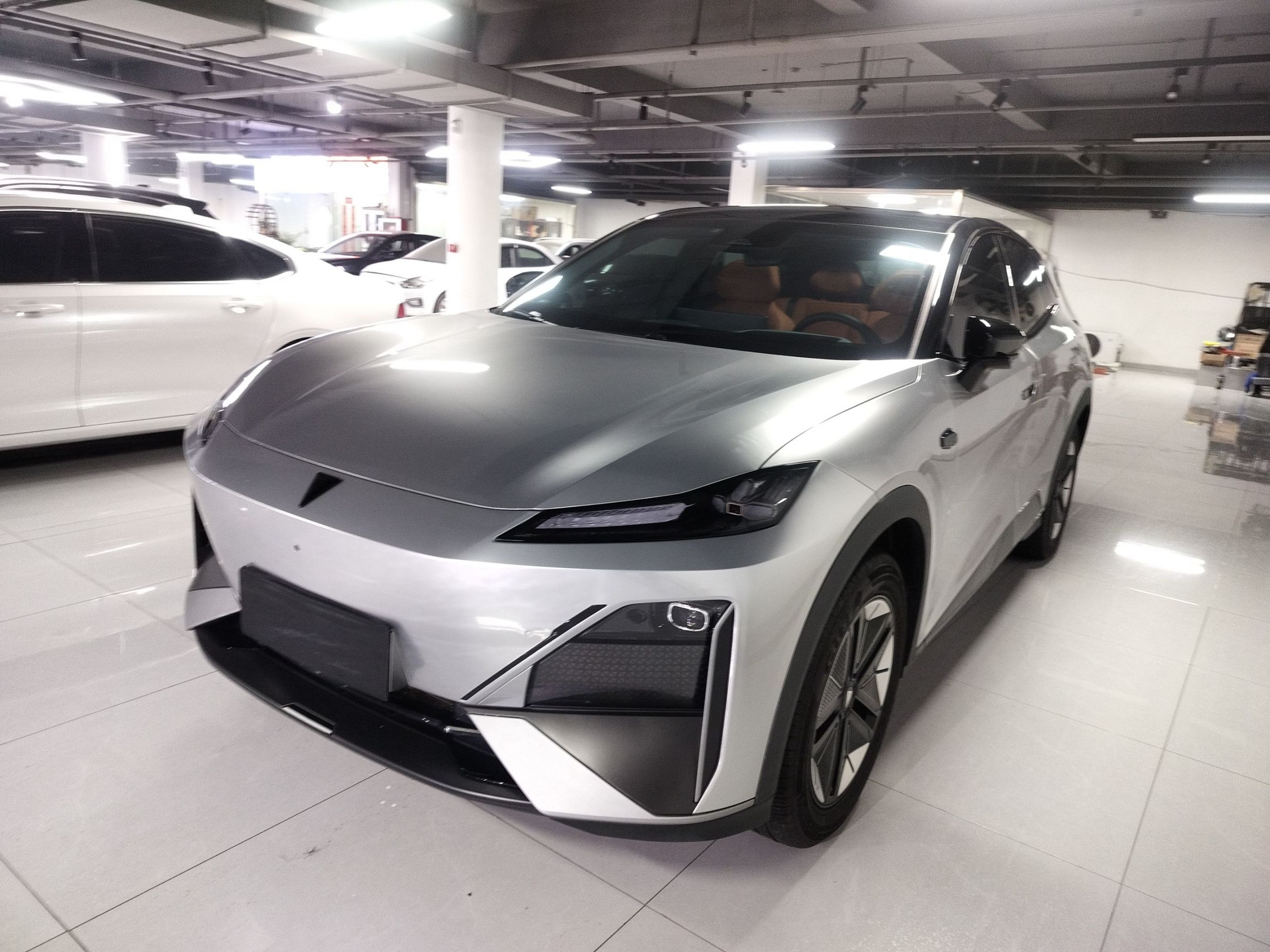 Под передней частью автомобиля