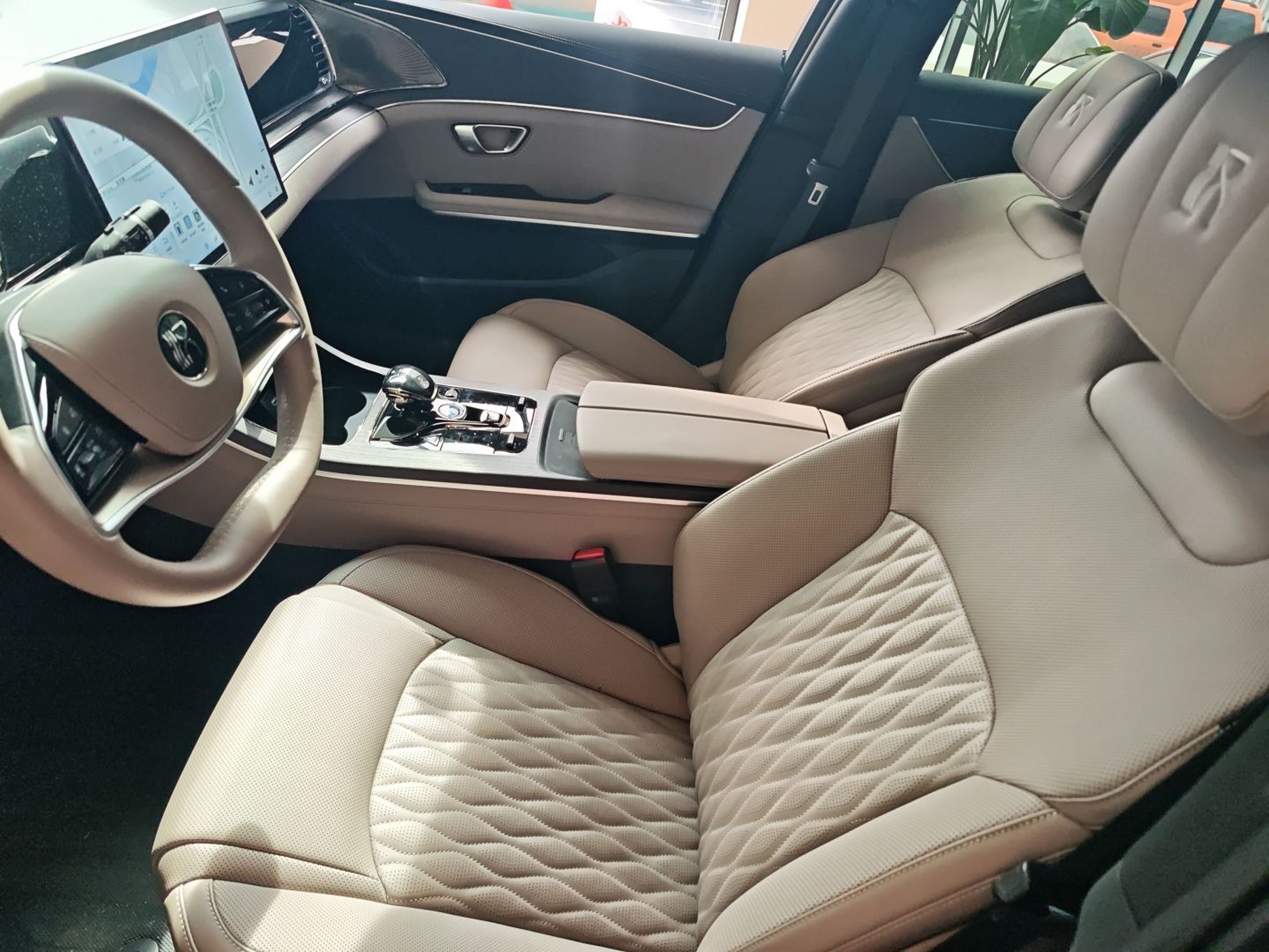 Переднее сиденье в автомобиле