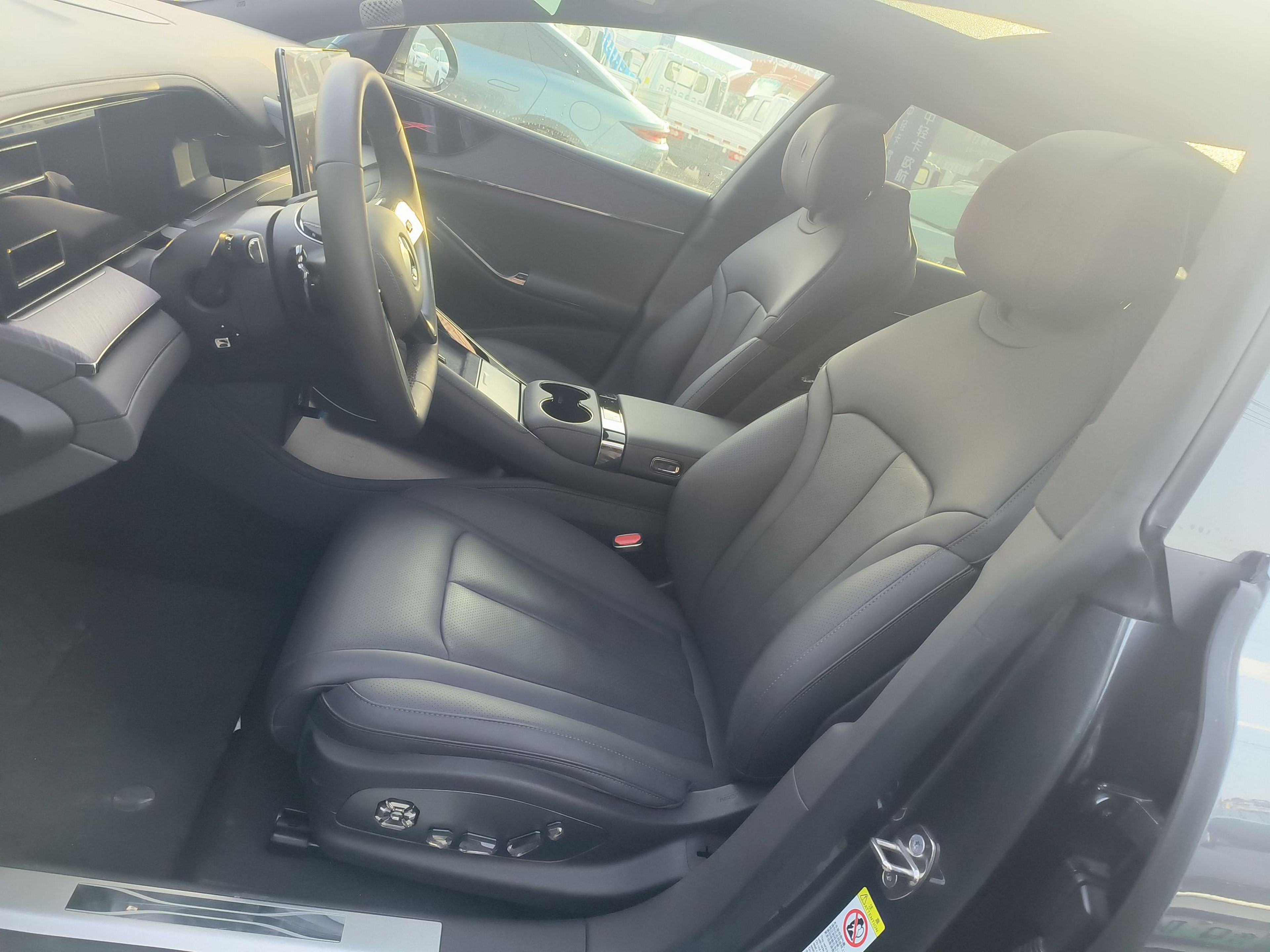 المقاعد الأمامية داخل السيارة