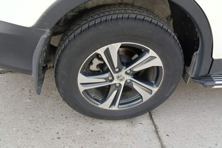 Used Toyota RAV4 2015 2.0L CVT Two-Wheel Drive Fashion Edition