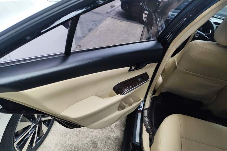 Used Toyota Camry 2015 2.0G Premier Edition
