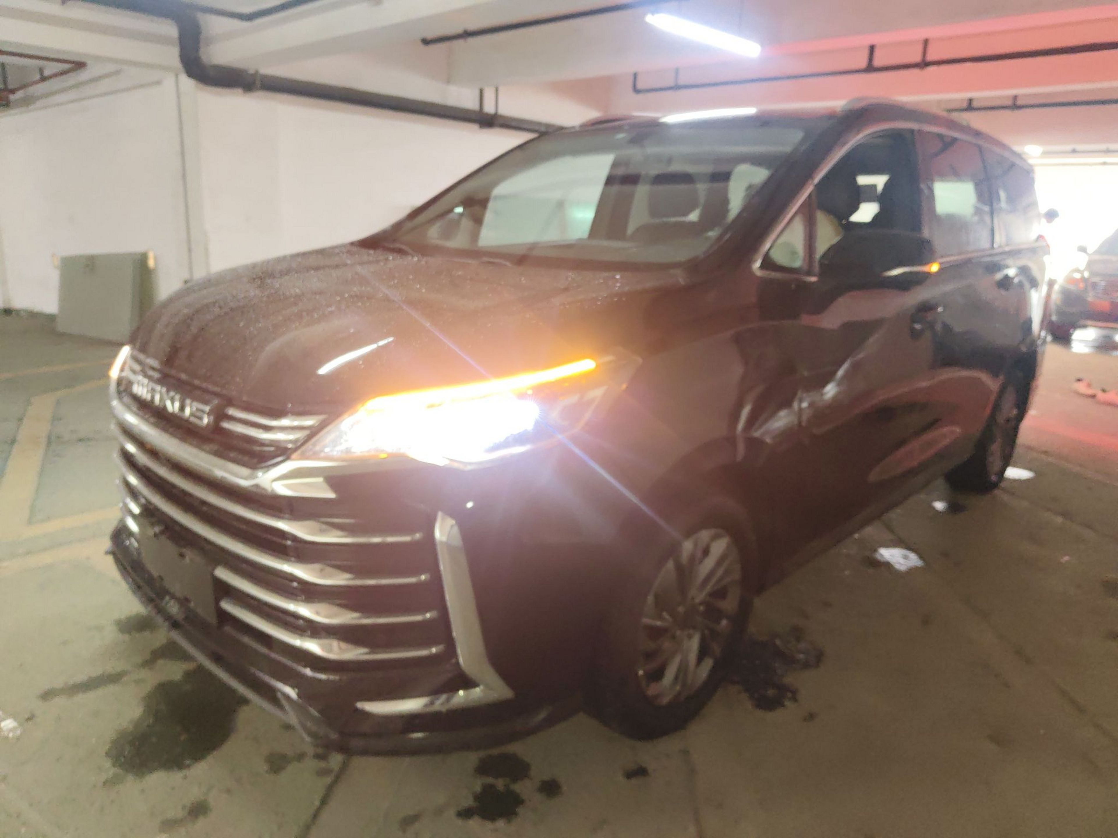 تحت مقدمة السيارة