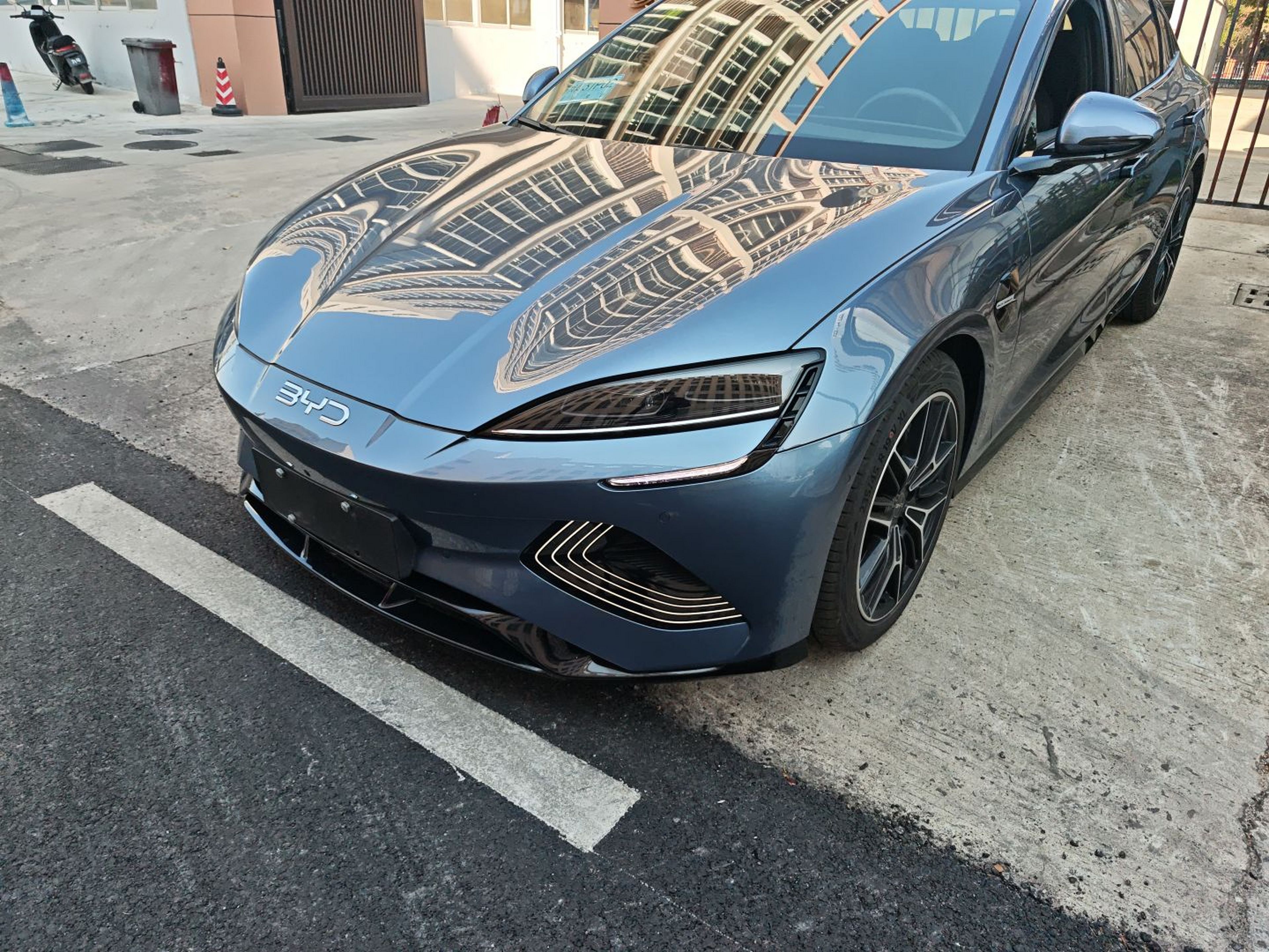 تحت مقدمة السيارة