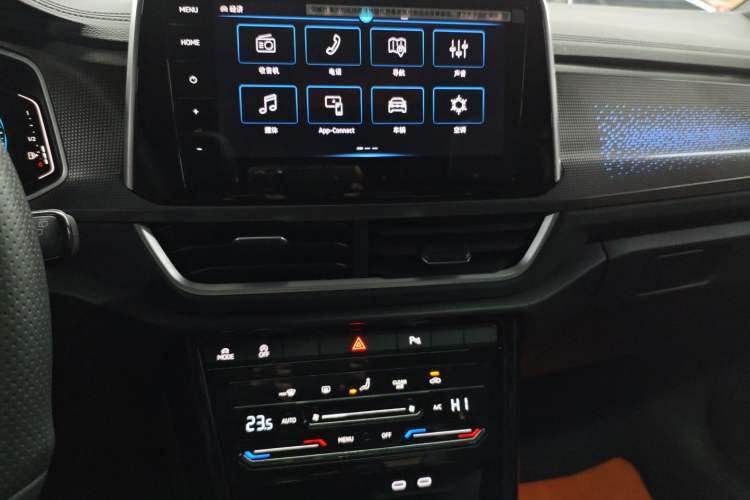 Used Volkswagen T-ROC 2025 Facelift Model 2 300TSI DSG Two-Wheel Drive Chenguang Edition
