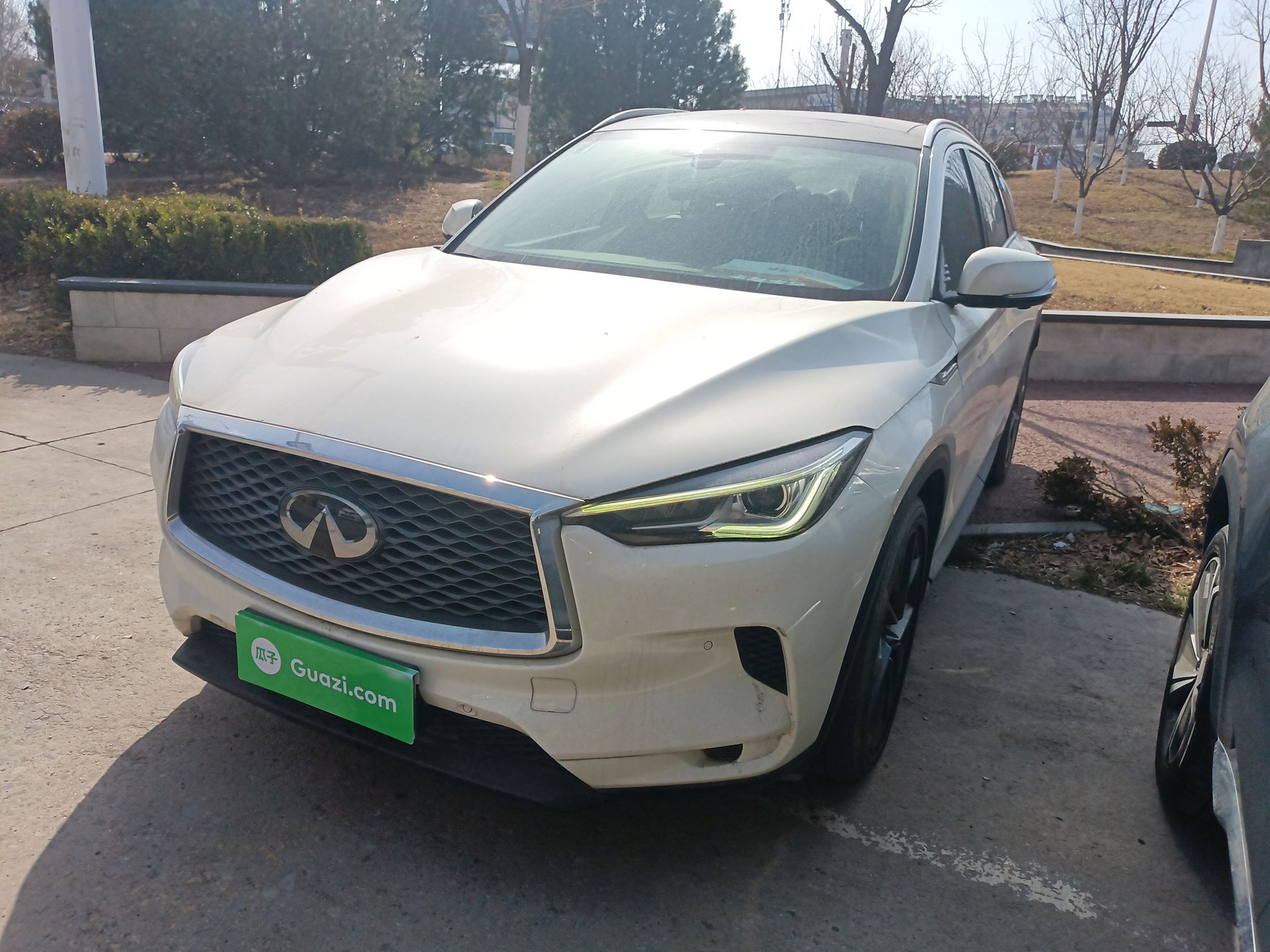 Под передней частью автомобиля