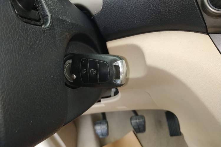 Used Haima M3 2014 1.5L manual Comfort trim level
