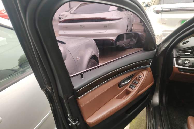 Used BMW 5 Series 2015 535Li Leading Model
