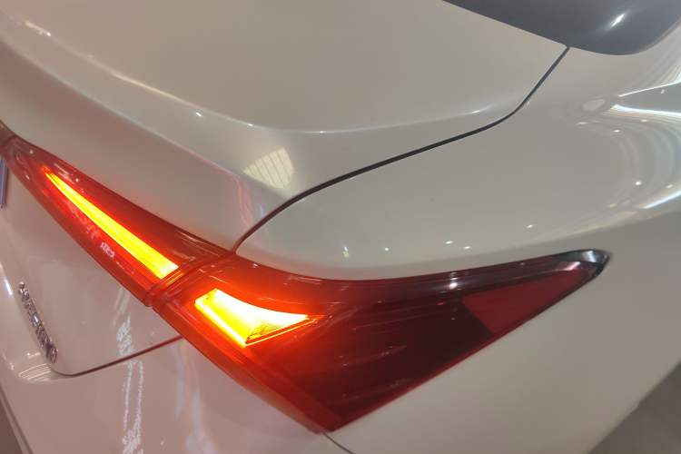 Used Toyota Avalon 2023 Dual-Engine 2.5L Luxury Edition
