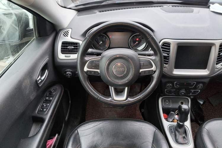 Used  Compass 2017 200T Automatic Family Edition
