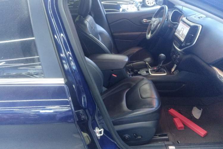 Used  Cherokee 2016 2.4L Leading Edition