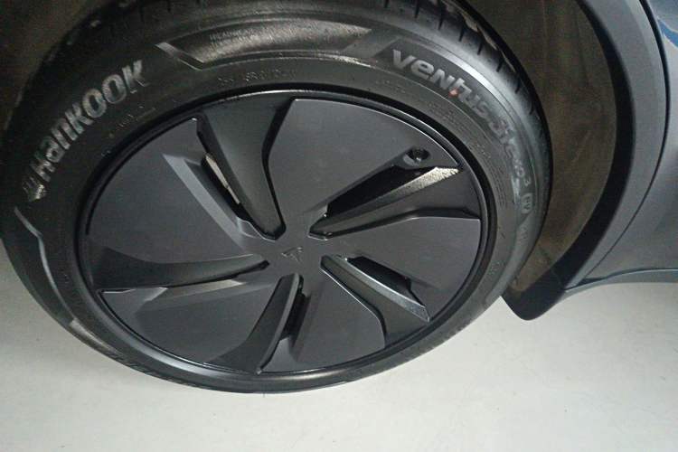 Used Tesla Model Y 2025 Long-Range All-Wheel-Drive Version