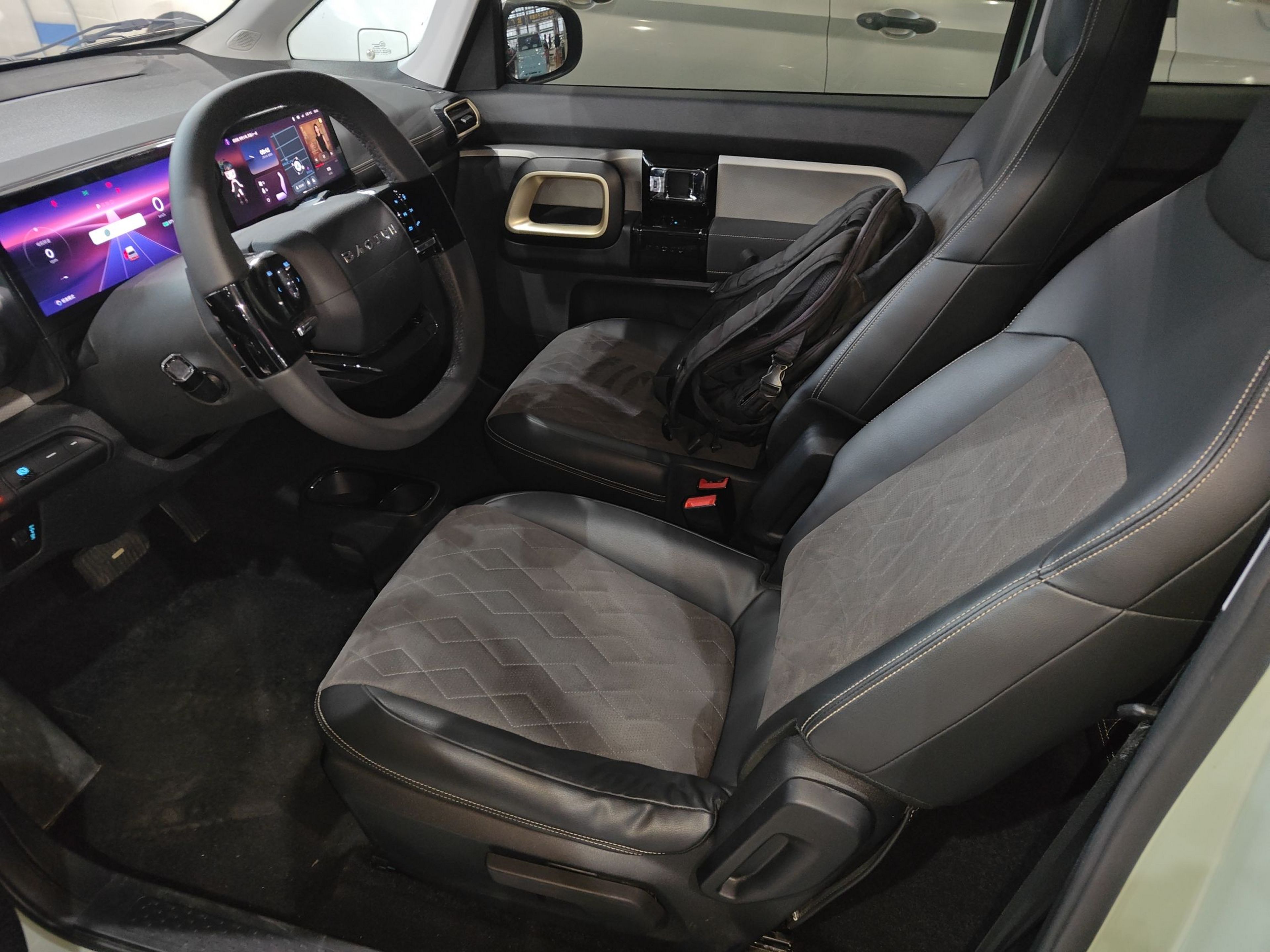 المقاعد الأمامية داخل السيارة