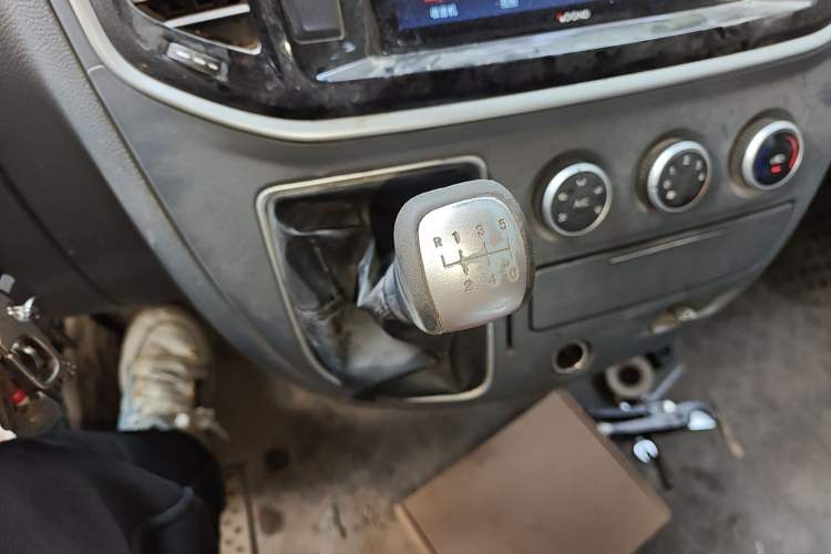 Used SAIC MAXUS Xintu V80 2023 2.0T Manual Classic Aoyuntong Short Wheelbase Ultra-Low Roof 5/6-Seater