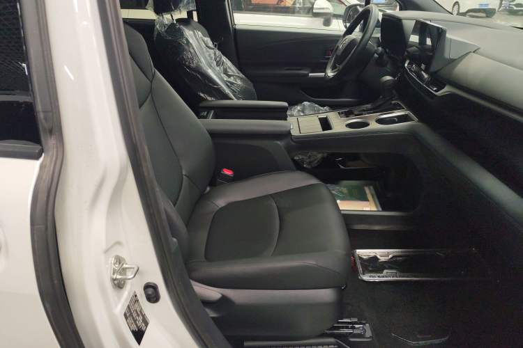 Used Toyota Granvia 2026 Model 2.5L Hybrid Comfort Edition