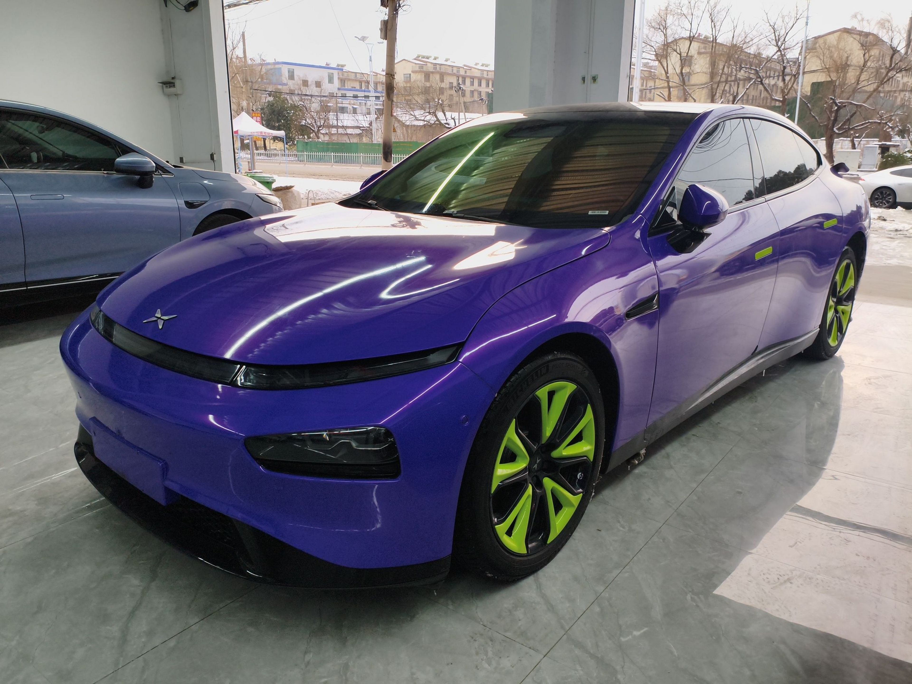 تحت مقدمة السيارة