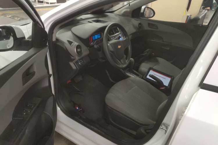 Used Chevrolet Aveo Sonic 2014 Sedan 1.4SL AT Stylish Sunroof Edition