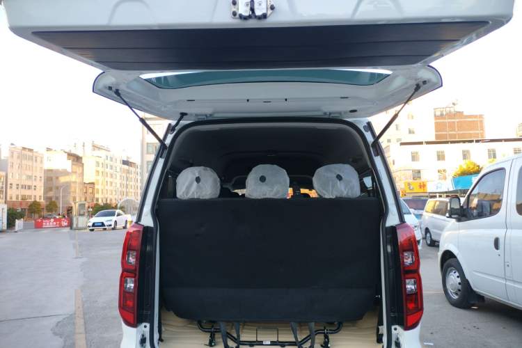 Used Jinbei Gold Hiace 2024 2.0L Travel Lion 9-Seater Central Air Conditioning