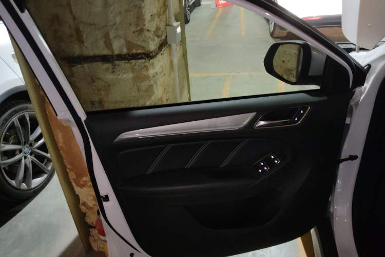 Used Roewe RX5 New Energy 2017 eRX5 50T Hybrid Connected Prestige Flagship Edition
