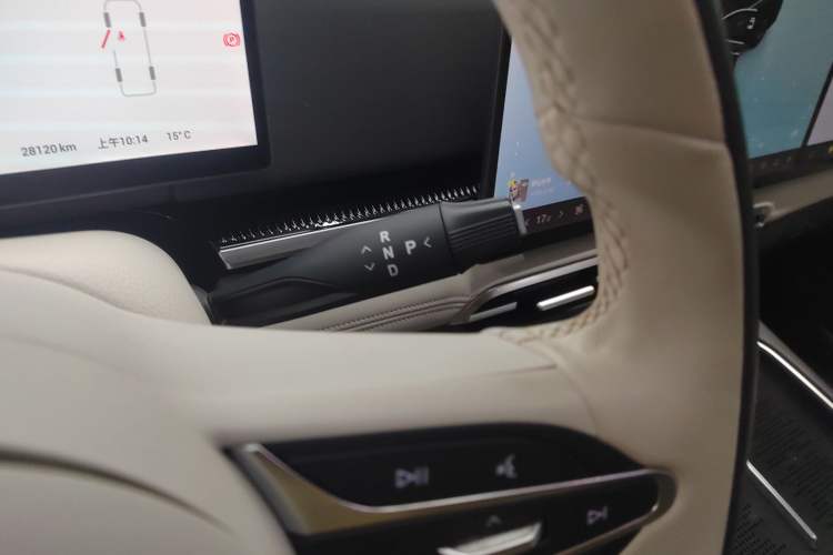 Used VOYAH Dream 2025 EV Four-Wheel Drive Flagship Kunpeng Edition
