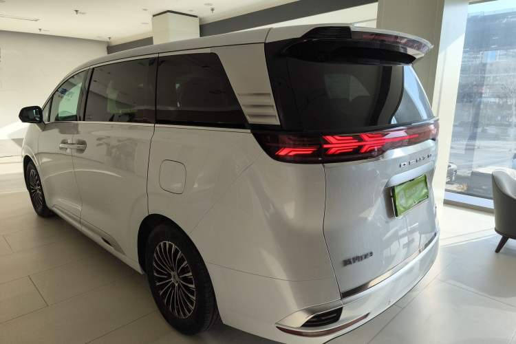 Used Denza D9 2022 DM-i 1040 Prestige Model