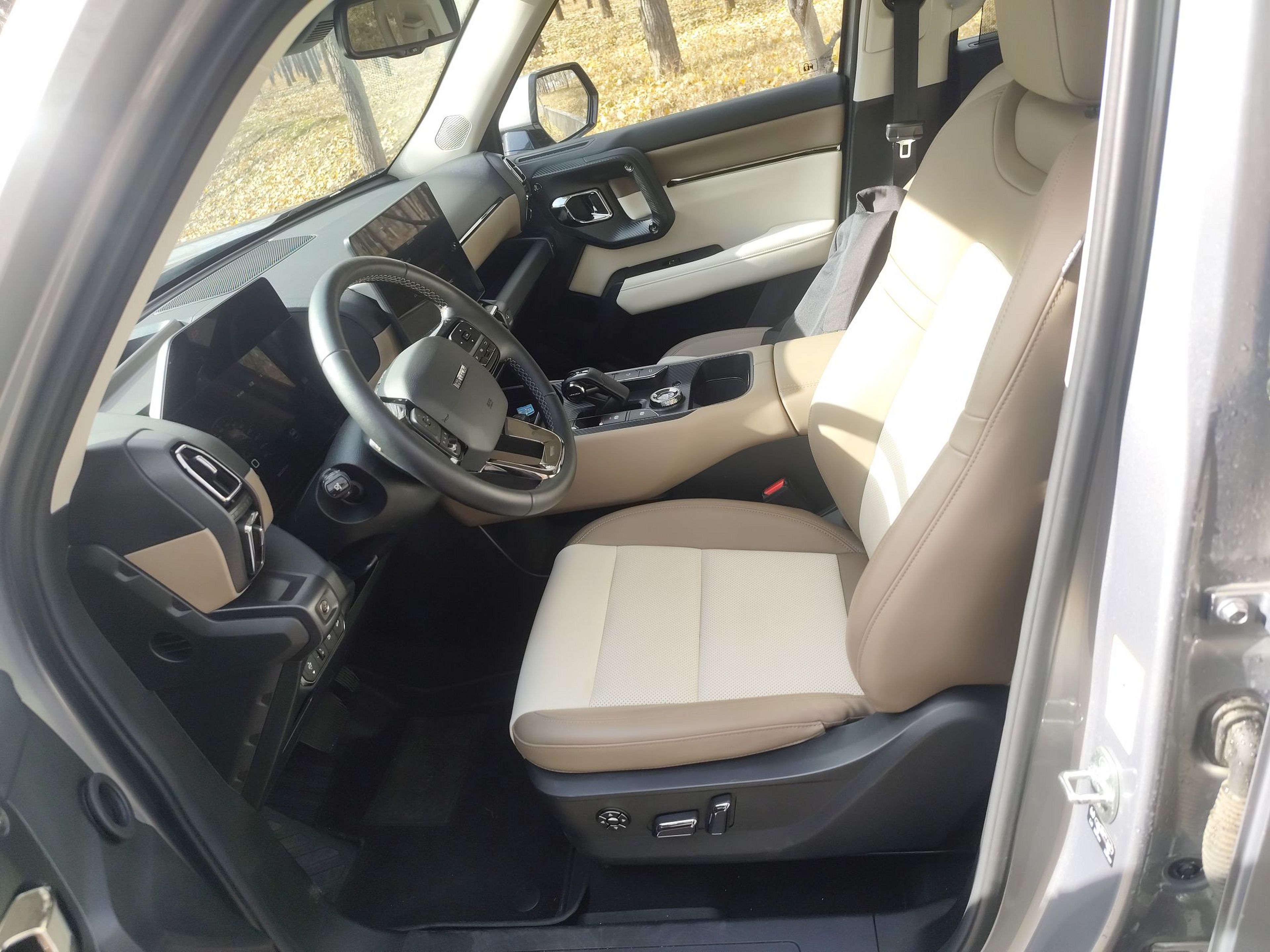 المقاعد الأمامية داخل السيارة