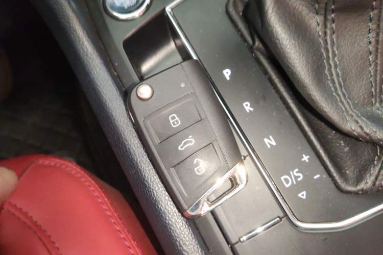 Used Volkswagen Tharu 2023 300TSI Two-Wheel-Drive Crescent Edition
