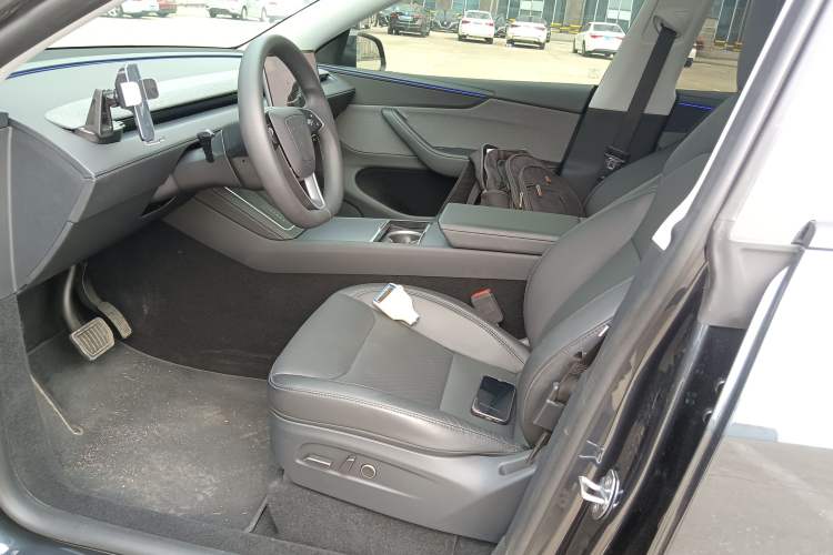 Used Tesla Model Y 2025 Rear-Wheel-Drive Version
