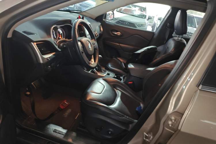 Used  Cherokee 2016 2.4L Leading Edition
