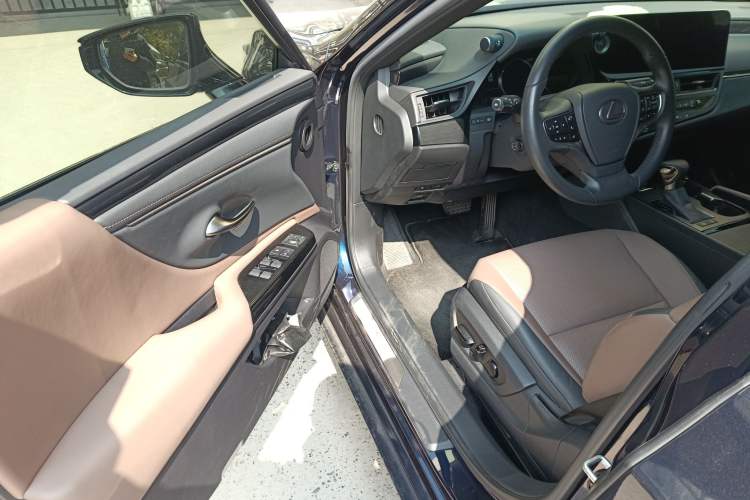 Used Lexus ES 2022 200 Excellence Edition
