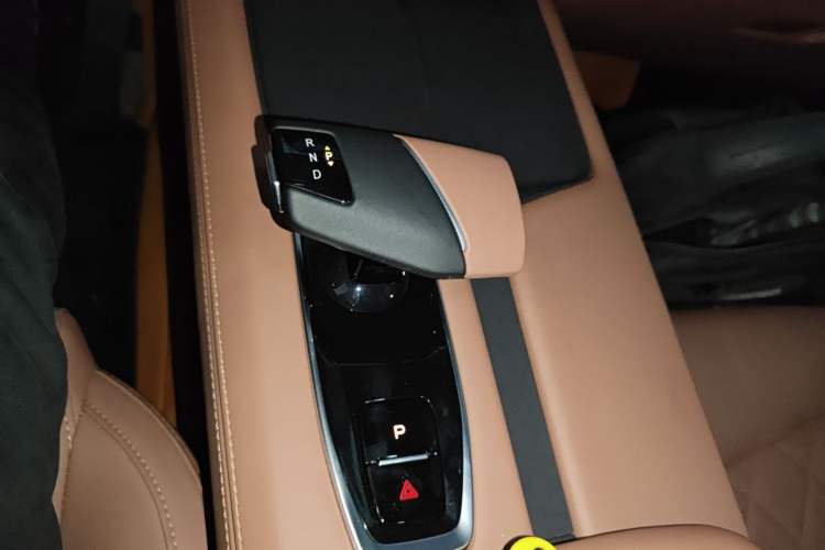 Used Changan UNI-Z New Energy 2024 Blue Whale Smart Electric iDD 125km Beyond Edition
