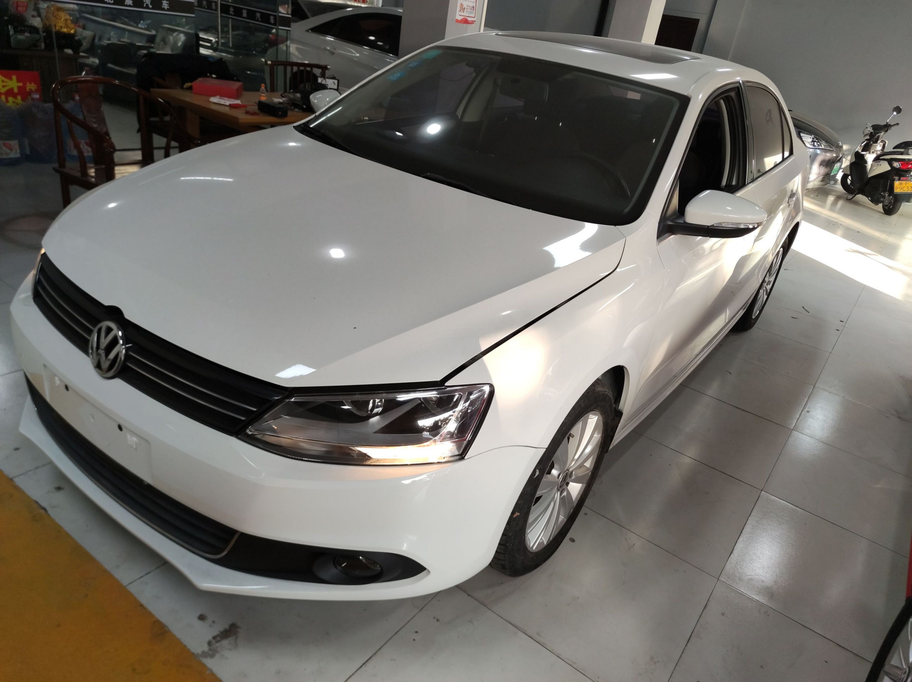 Под передней частью автомобиля