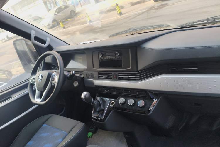 Used  Yufeng 2023 V9+ 2.0T Manual Front-Drive Multi-Function Mid-Roof High-Roof 7/8/9-Seater