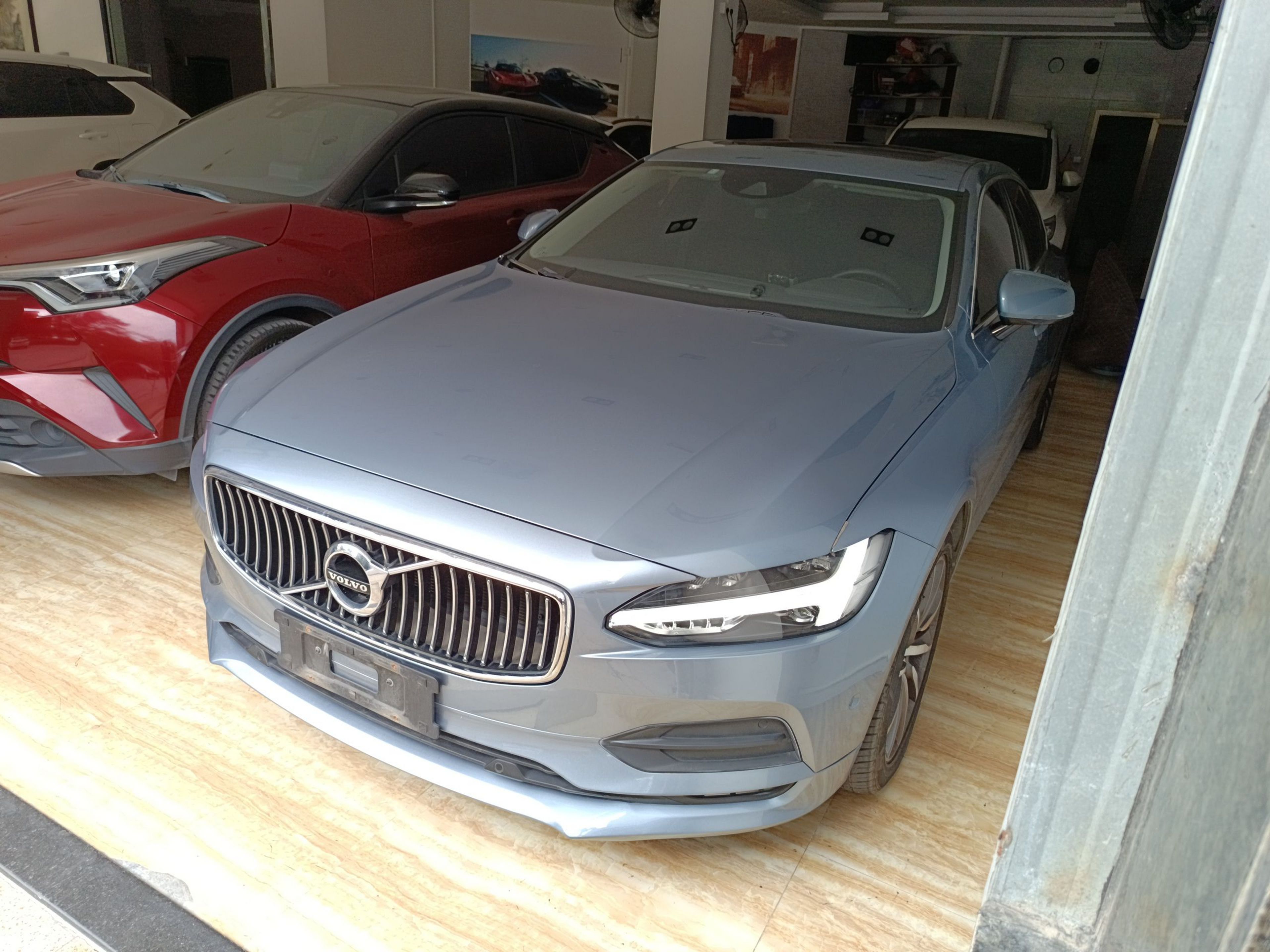 تحت مقدمة السيارة