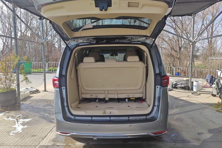 Used Buick GL8 2023 Facelifted Land Cruiser Executive Luxury Version
