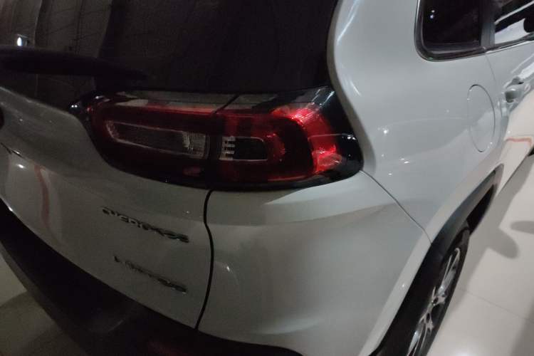 Used  Cherokee 2020 2.0L Two-Wheel Drive Classic Sports Edition
