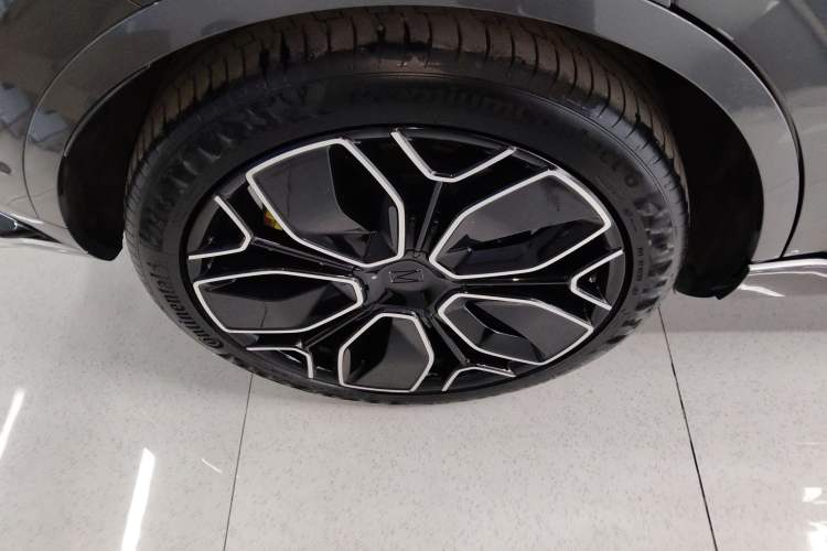 Used  11 2024 730 Luxury Edition with Three Lasers and Rear-Wheel Drive
