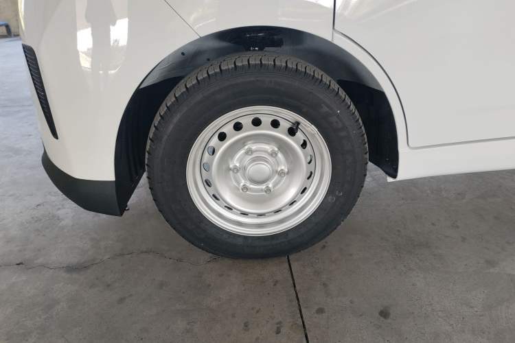 Used Wuling Yangguang 2024 300KM Comfort Version Passenger Van 75kW
