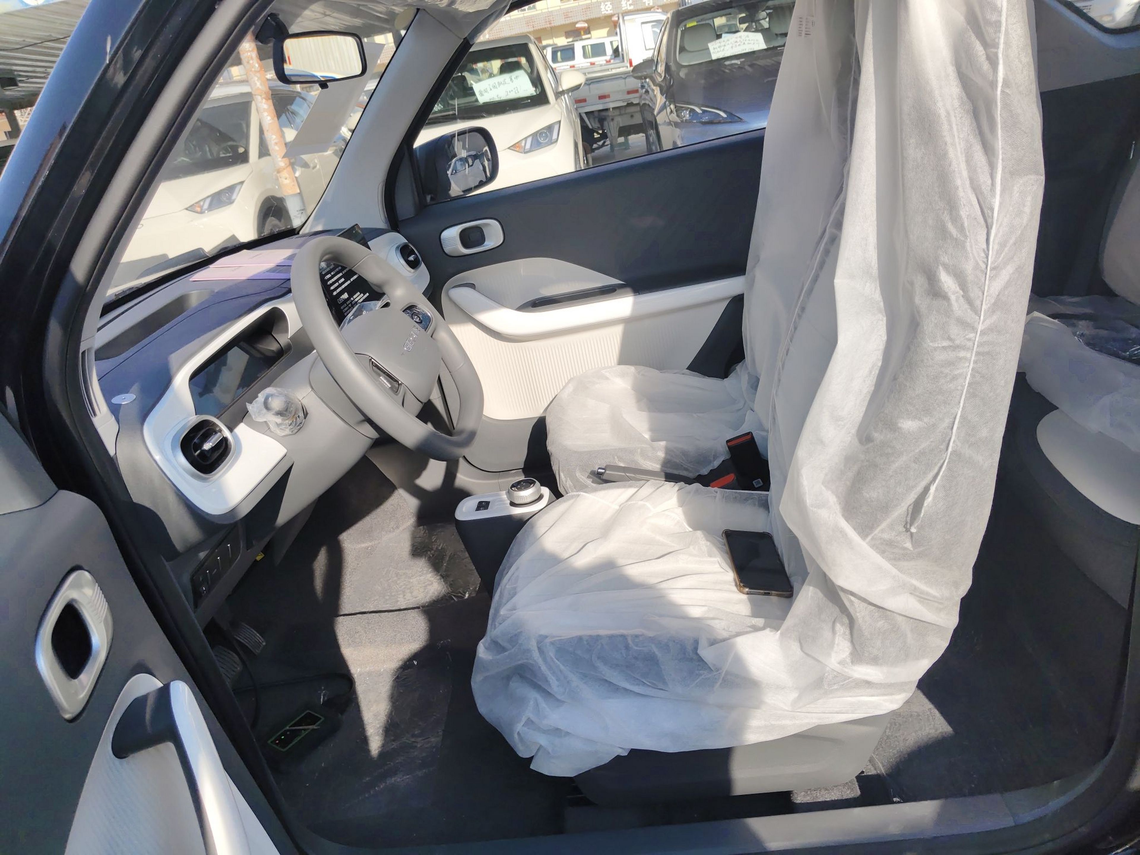 المقاعد الأمامية داخل السيارة