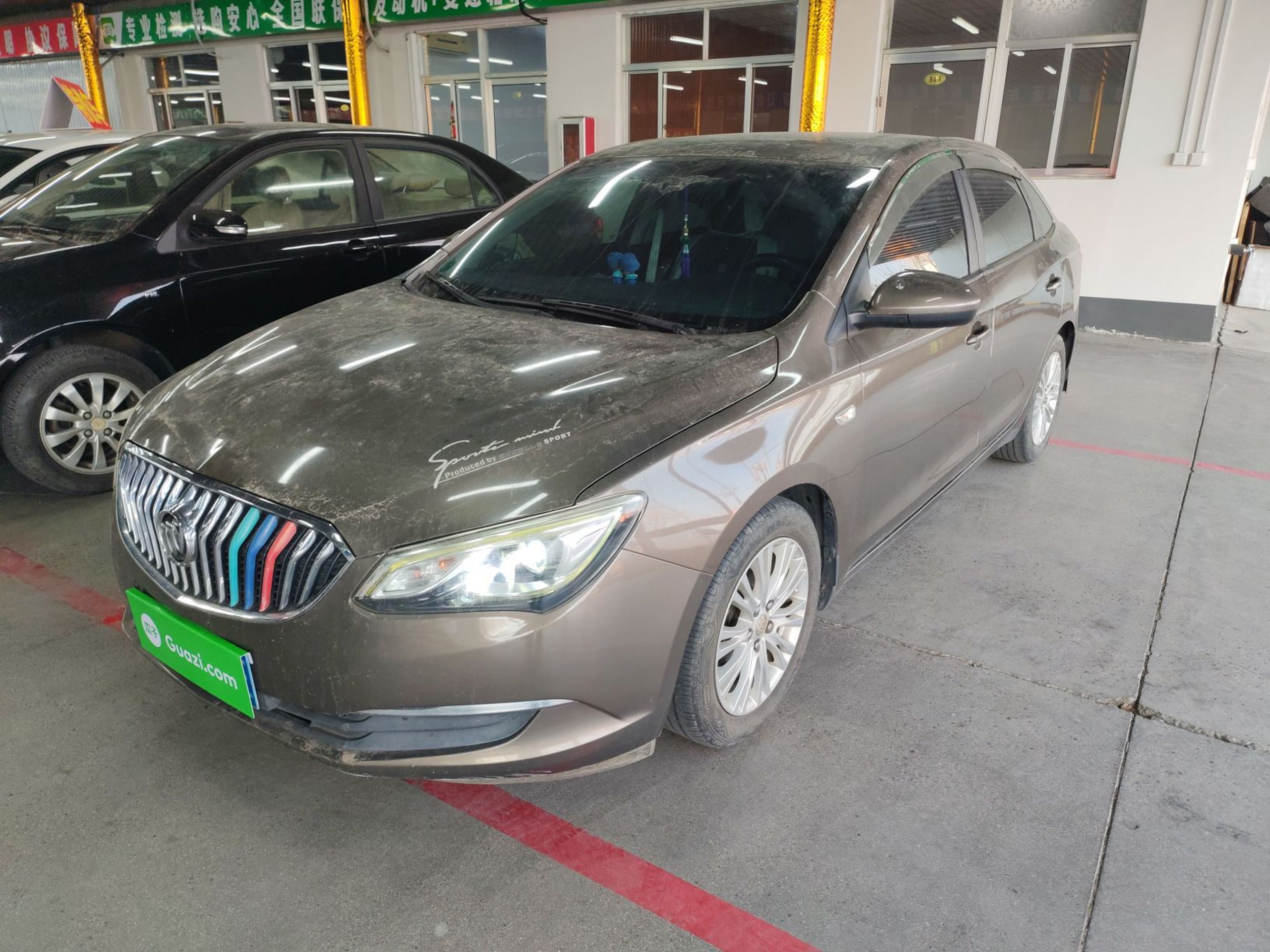 تحت مقدمة السيارة