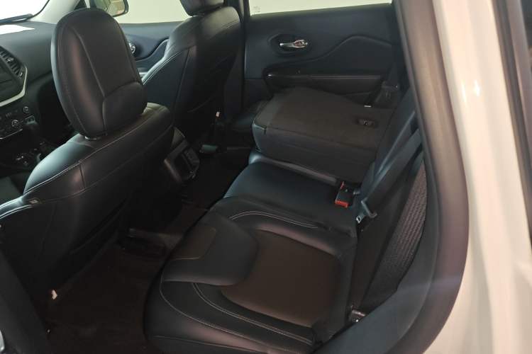 Used  Cherokee 2016 2.4L Professional Edition
