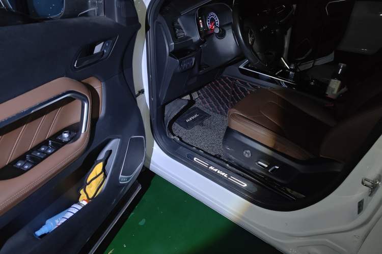 Used Haval H6 2017 Red Label 2.0T Automatic Two-Wheel Drive ZhiShang Model
