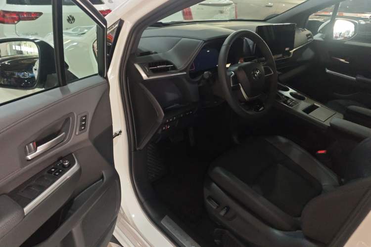 Used Toyota Granvia 2026 Model 2.5L Hybrid Prestige PLUS Edition